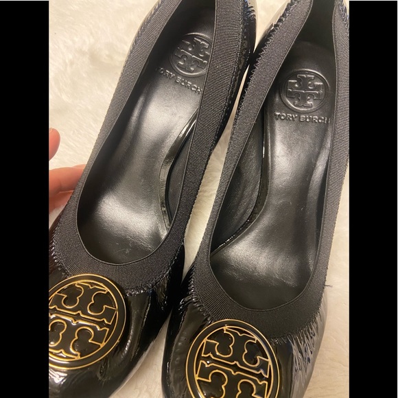 Tory Burch Caroline patent leather 3” heels with gold emblem size 9 - Picture 3 of 13